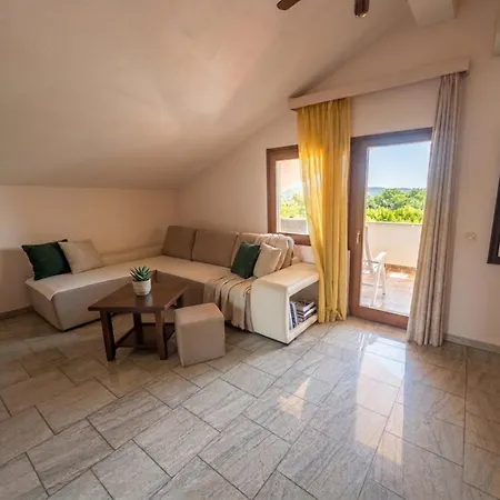 Aurelia Apartment